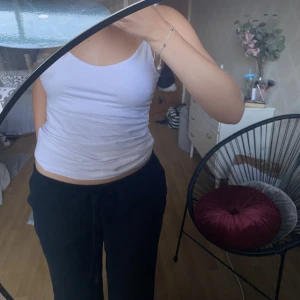 Svarta linnebyxor - Jag säljer nu mina svarta linnebyxor då de inte kommer till använding. Jag har använt dem fåtal gånger så de är som ny skick. De är köpte från hm i storlek S💞skriv för frågor eller flera bilder!❤️‍🔥