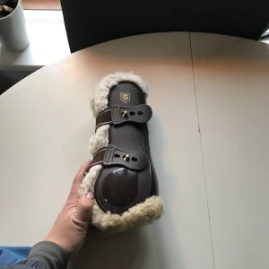 Benskydd  - Säljer dessa benskydd i storlek M 