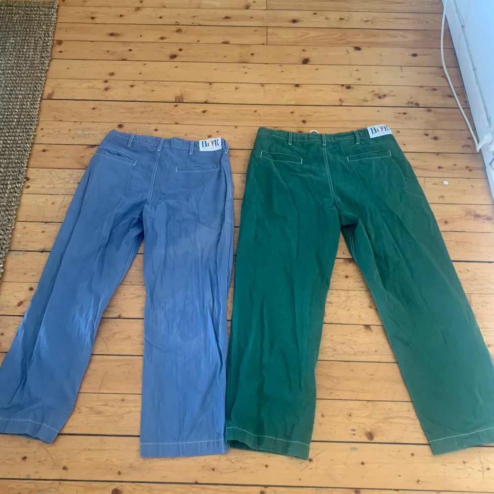 Grön byxa: 200kr storlek: 33 blå byxa: 200kr storlek: 32 Båda: 300kr  . Jeans & Byxor.