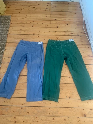 ButterGoodsbyxor  - Grön byxa: 200kr storlek: 33 blå byxa: 200kr storlek: 32 Båda: 300kr  