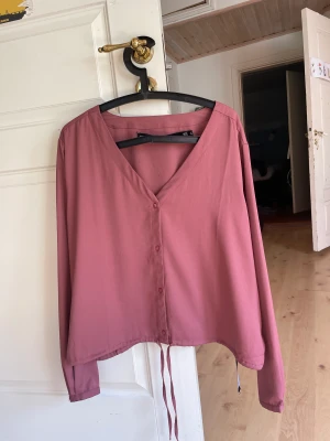 Gammalrosa skjorta - Gammalrosa skjorta med knyt