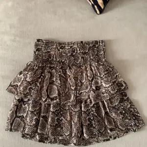 Säljer min fina ormmönstrade sommar kjol från Lindex barnavdelningen men skulle säga att den är i storlek XS