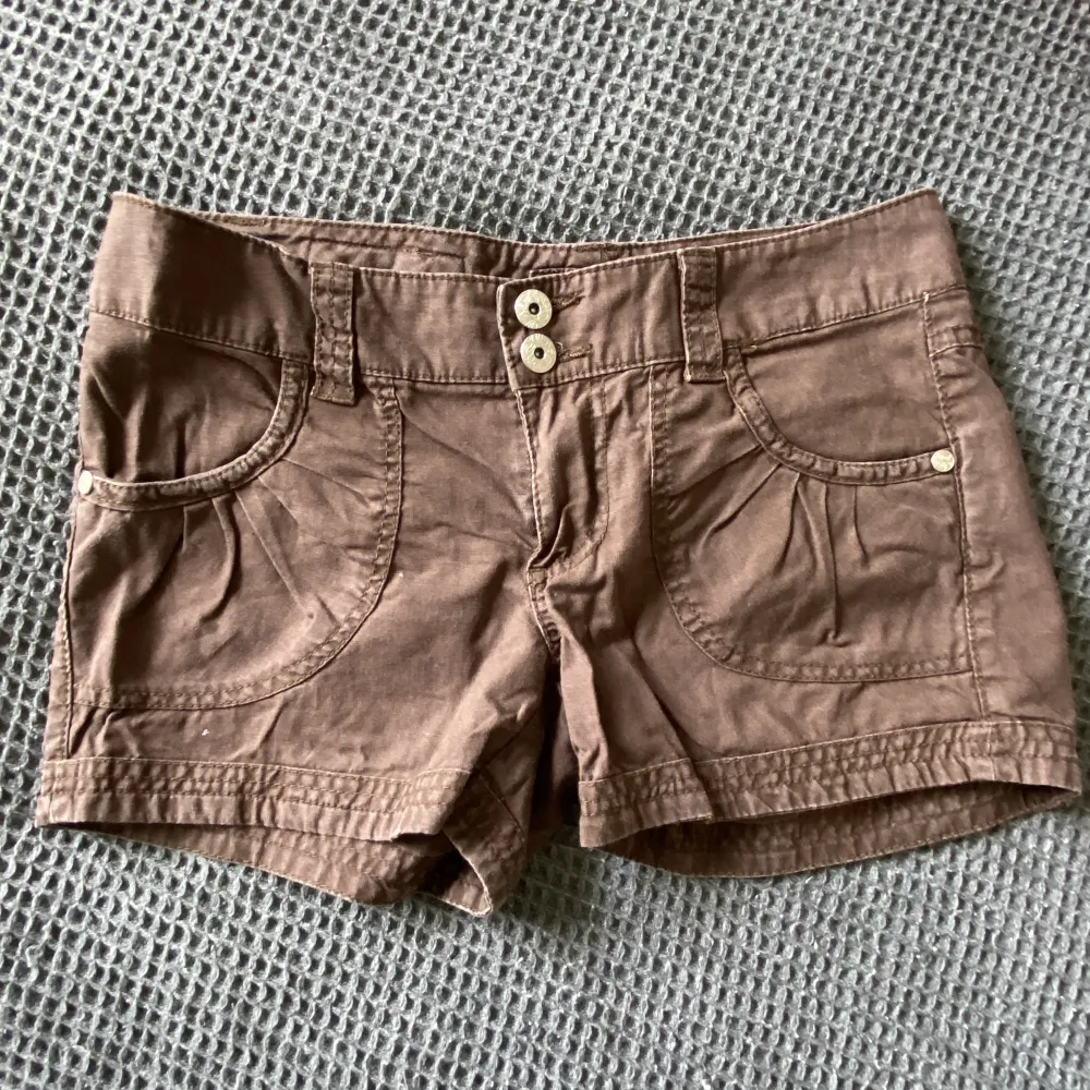 Vintage short, i go skick! Köpt för många års sedan. Inga skador eller liknande. Storlek 152, men passar mig som är en XS-S.. Shorts.