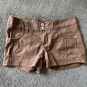 VINTAGE lågmidjade shorts! - Vintage short, i go skick! Köpt för många års sedan. Inga skador eller liknande. Storlek 152, men passar mig som är en XS-S.