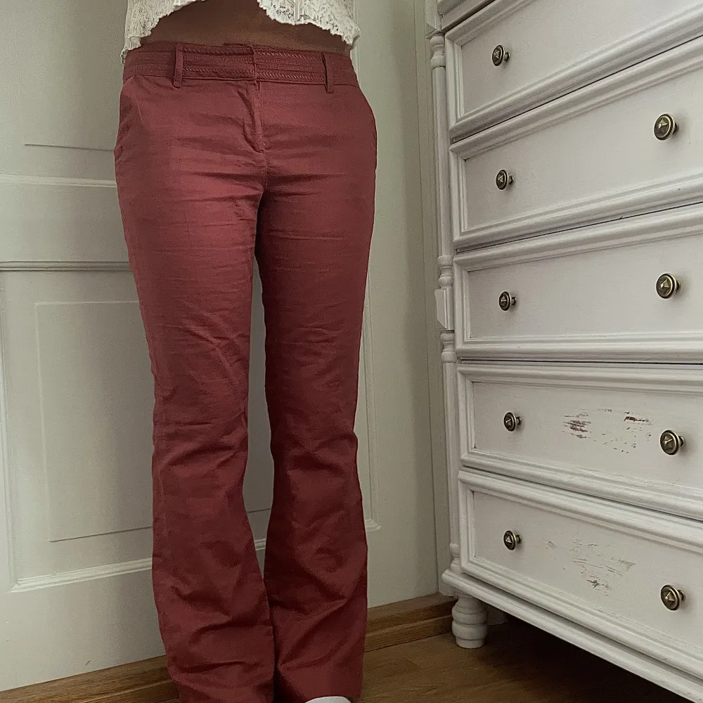 Sjukt snygga röda byxor i linnemix!! Köpta secondhand men ursprungligen från märket Promod❤️‍🔥. Jeans & Byxor.