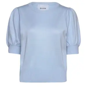 Säljer denna babyblåa T-shirten från boozt för att den aldrig kommer till användning. Helt oanvänd. Säljs för 500kr, nypris 650kr. Pris kan diskuteras. 