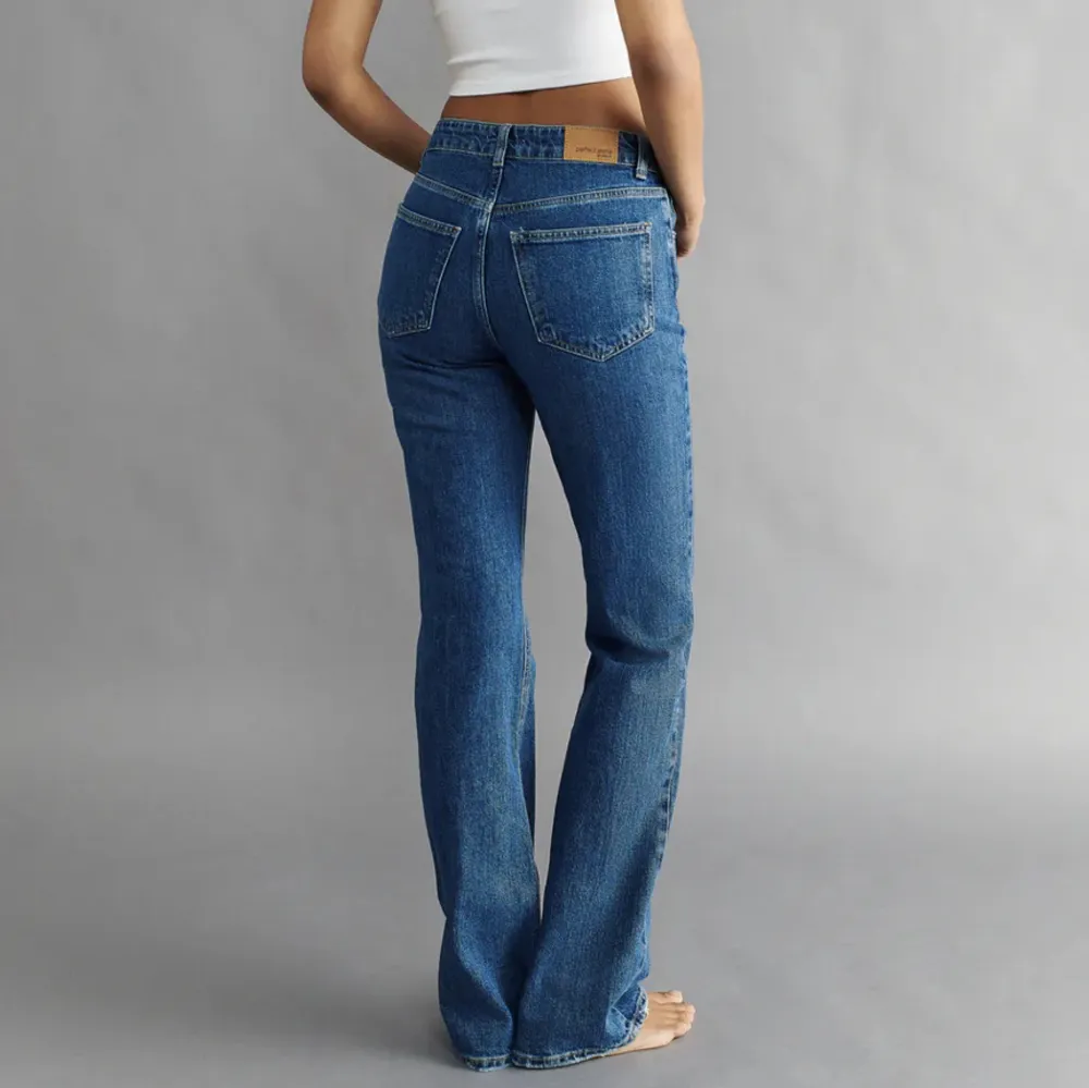 Säljer dessa mörkblå jeans från Gina för att de aldrig kommer till användning. Knappt använda och inga defekter. Säljer för 300kr, nypris 500kr. Skriv för frågor m.m. . Jeans & Byxor.