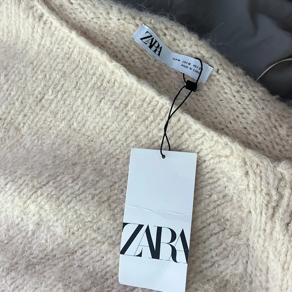 Supersnygg beige stickad tröja från Zara, aldrig använd med lappen kvar💘. Stickat.