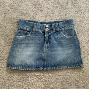 Lågmidjad Jeans kjol - Fint skick och passar perfekt nu till sommaren😻Köparen står för frakt 