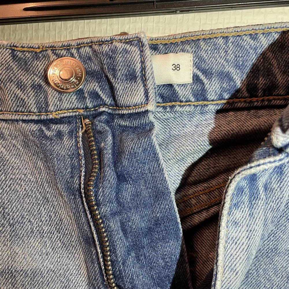 Jeans med hål från Gina tricot , användt fåtal gånger och i bra skick, nypris 499. Jeans & Byxor.