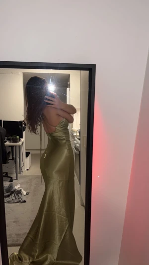 Klänning  - Säljer min fina guldiga balklänning. Använt 1 gång och i nyskick. Gold och grön ish färg, lyser i ljus super fint.