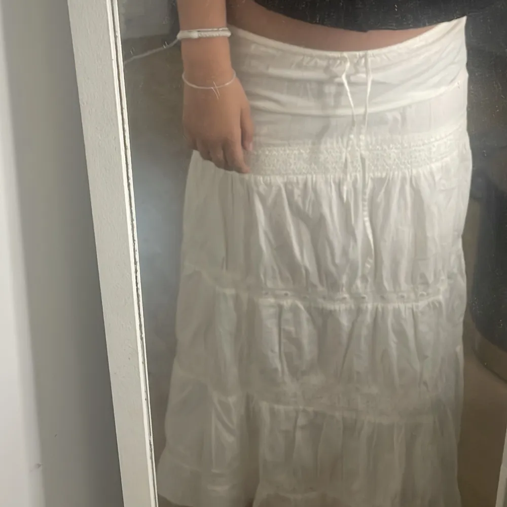 Säljer denna skitsnygga vita lång kjolen i storlek Xs/S,den har band så man kan justera i midjan hur man vill att den ska sitta ❤️. Kjolar.