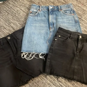 Jeanskjol  - Säljer 3 jeans kjolar. Alla i storlek xs/34. Men passar s/36 med. Använder inte längre och inga hål eller skador på. Säljer 150kr/st  Den blåa är köpt!! 