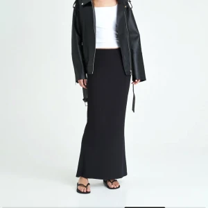 Långkjol - Säljer den populära kjolen från bikbok storlek M. Säljer då jag köpte fel storlek, använd 2 gånger.🌸