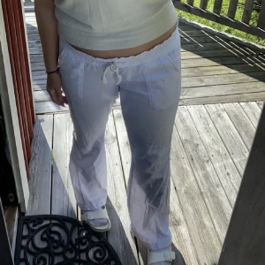 Roxy linnebyxor  - Säljer dessa Roxy inspirerande linnebyxor så jag tycker aldrig får nån andvändning för dom💕 helt nya aldrig andvända förutom på bilden💓 priset kan diskuteras 