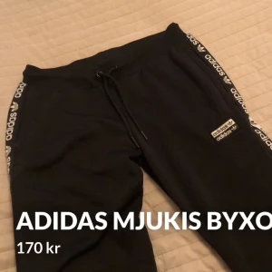 Adidas mjukisbyxa - Säljer mina Adidasbyxor då jag inte använder dessa längre. 