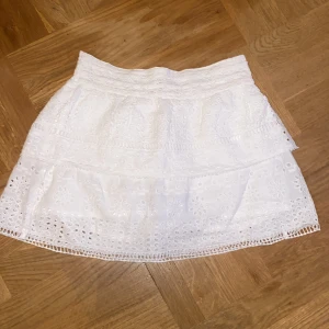 Vit kjol - Säljer min vita kjol från Zara då den aldrig kommit till använding. Köpta förra året.  De har även inbyggda shorts!! Nypris 400
