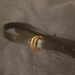 Svart Gina Tricot skärp - Ett svart skärp med gudligt OO spänne, använt någon gång men i väldigt bra skick, ändan har blivit klippt eftersom att de var för långt på mig💕
