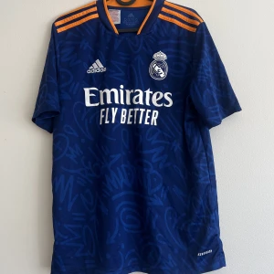 Real Madrid matchtröja - Real Madrid matchtröja från säsongen 21/22. Fint skick, storlek 176 men passar S! 
