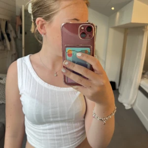 Vit topp  - Säljer denna jättefina toppen som inte kommer till användning längre den är köpt här på Plick för ett tag sedan men jag har aldrig använt den och den är som ny!💗och jag tror den är från shein men inte säker och vet även inte st på den men skulle tro XS/S