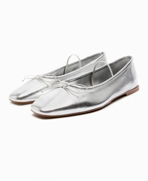 Zara ballerinaskor - Helt oanvända zara ballerinaskor i silver! Storlek 41. Säljes pga för stora