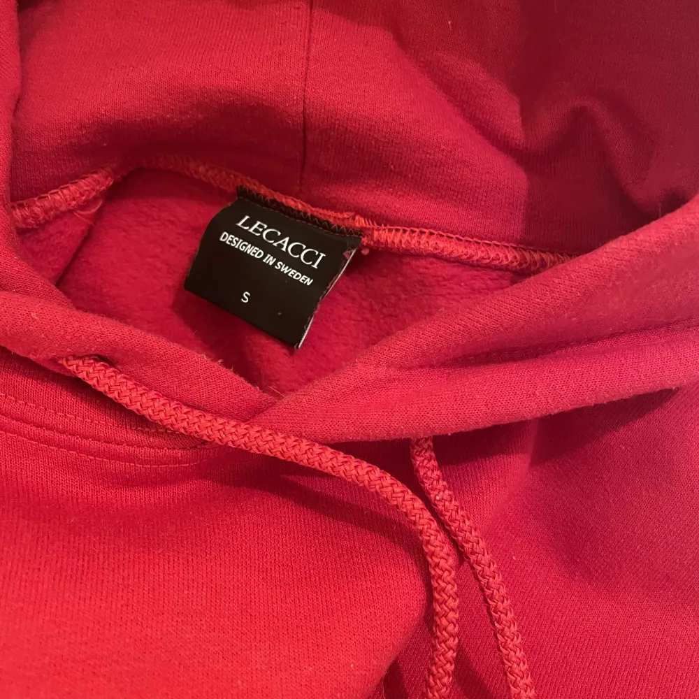 Säljer min Lecacci hoodie då den ej kommer till användning. Har endast använt ett fåtal gånger och är i bra skick! Storlek S och färg röd. Pris 600 kr (+ ev. Frakt) ❣️❣️det är bara att skriva om eventuella frågor!. Hoodies.