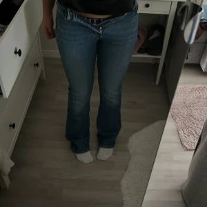 Low Waits jeans  - Säljer dessa jeans då det är för små.sällan använda. DU STÅR FÖR FRAKT!🩷