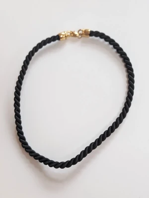 Läderhalsband  - 🖤 läderhalsband i mycket bra skick 🖤 Använt endast några gånger 🖤Fler bilder/frågor skriv till mig 