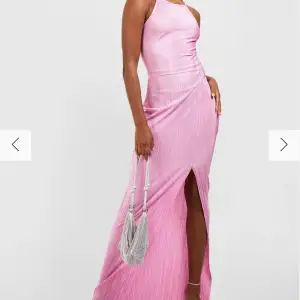 Säljs då jag valde en annan klänning. Rosa långklänning i luftigt, stretchigt material. 