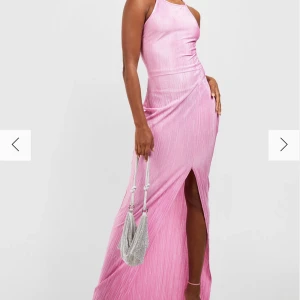 Rosa klänning - Säljs då jag valde en annan klänning. Rosa långklänning i luftigt, stretchigt material. 