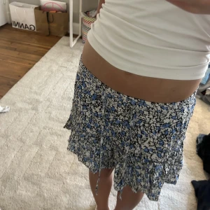 Zara kjol  - Säljer min blå/vita zara kjol som inte går att köpa längre. Både fin och bekväm till sommaren!