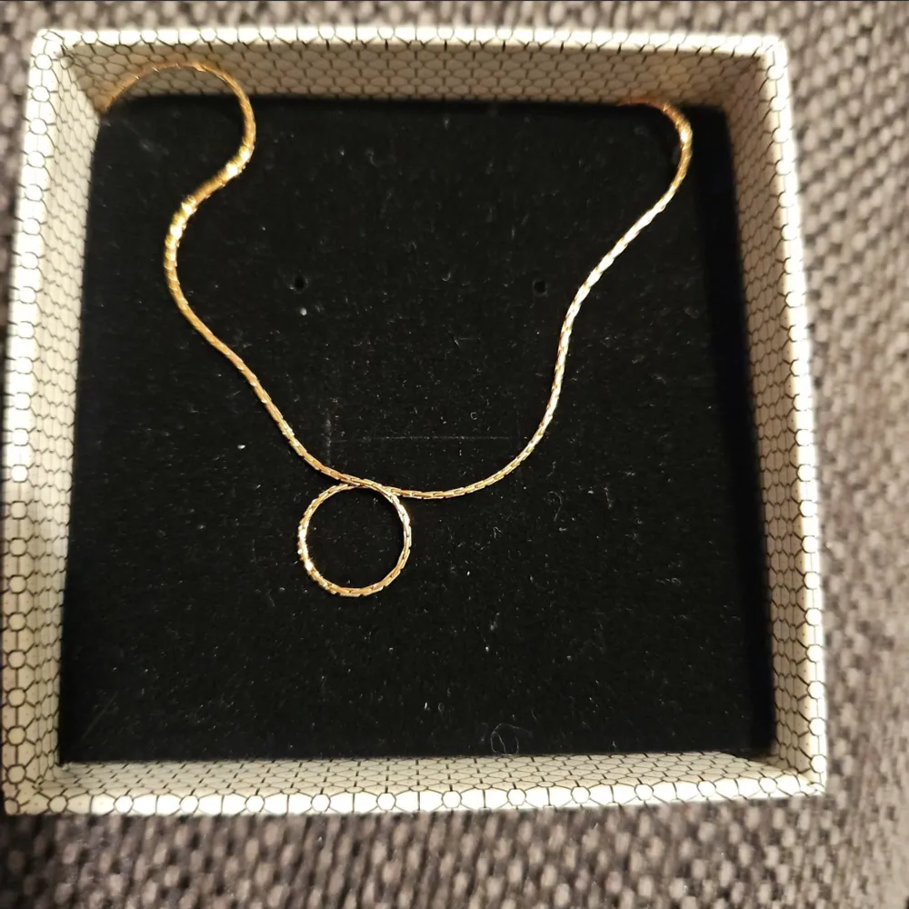 Fin halsband från EDBLAD i rose guld användes 1 gång den är som ny I ask. Kedjas längd ca 42cm  Pris kan förhandlas vid snabbaffär  . Accessoarer.