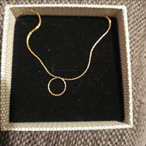 Fin halsband från EDBLAD i rose guld användes 1 gång den är som ny I ask. Kedjas längd ca 42cm  Pris kan förhandlas vid snabbaffär  