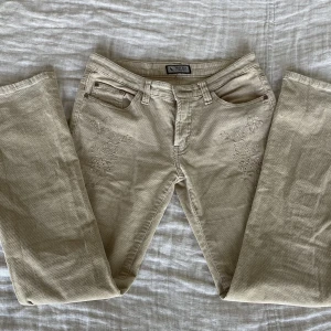 Manchesterbyxor  - Lågmidjade manchesterbyxor med jättefina detaljer. Säljer då de var lite för små och för korta på mig som är 174. Har därför inga bilder på.