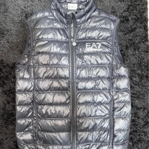 Armani väst - Säljer nu min Armani väst som är använd ett fåtal gånger och är som i nyskick. Västen är storlek L men passar även M. En perfekt väst nu för sommaren, pris 700. Scankod osv finns i västen. 