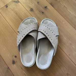 Inuikii 37/38 - Beige inuikii skor/tofflor. Stl 37. Använda några gånger 