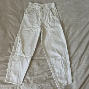 Vita jeans i jätte fint skick🤍 knappt använda alls! 