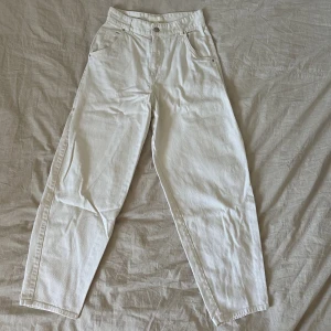 Vita jeans 🤍 - Vita jeans i jätte fint skick🤍 knappt använda alls! 