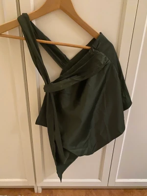 Topp/Linne - Mörkgrön topp/linne från missguided. Helt ny och oanvänd med prislappen kvar. Storlek 42 (passar M/L)