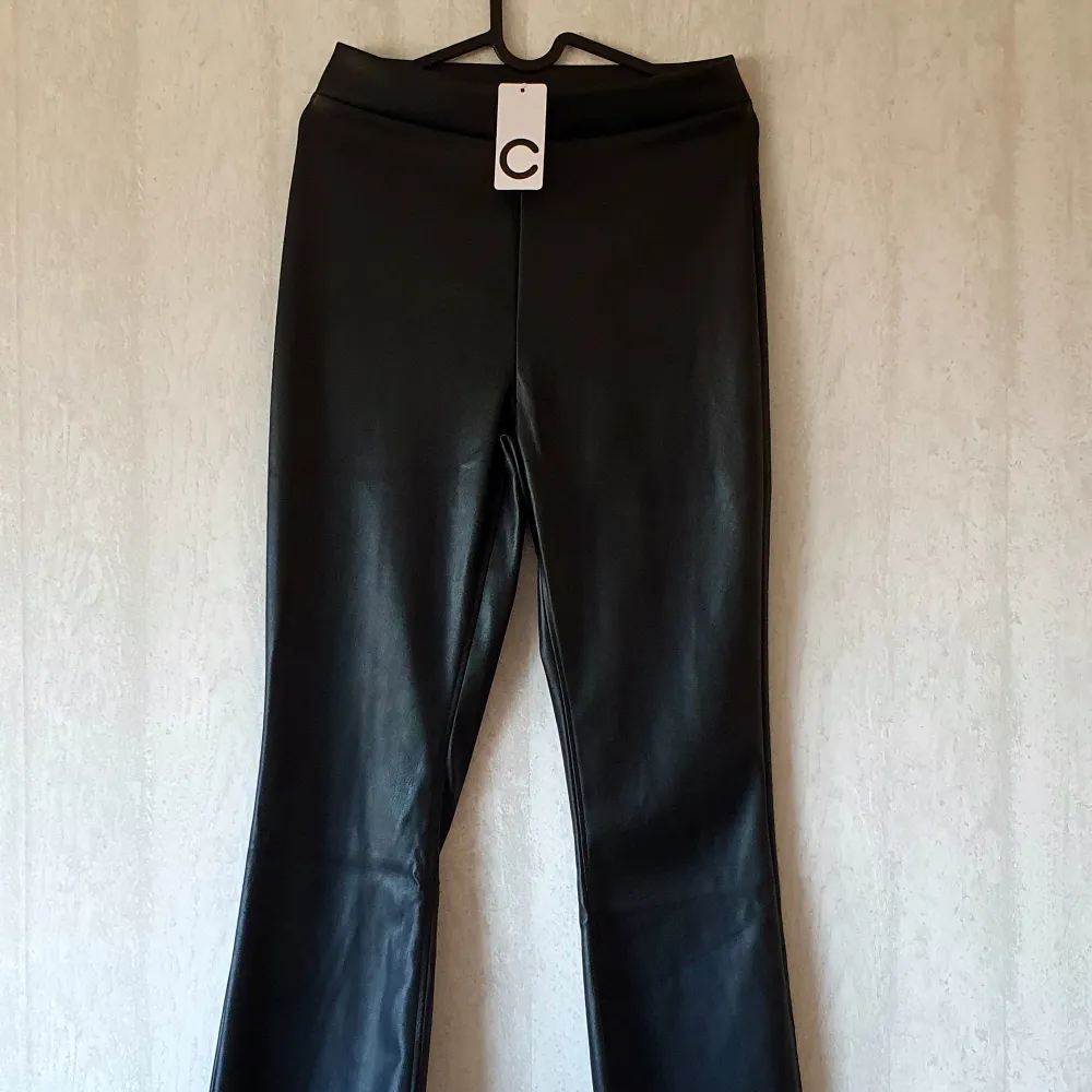 nya svarta byxor från cubus. original pris 299kr. Jeans & Byxor.