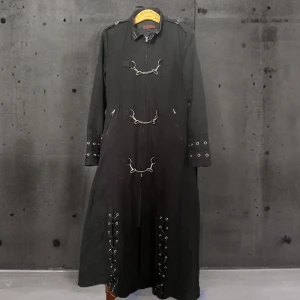 Kappa Goth - Urhäftig gothkappa av märket Poizen. Utsmyckad med kedjor och snörning. Säljer då den är något för stor för mig (nypris 1500 kr).