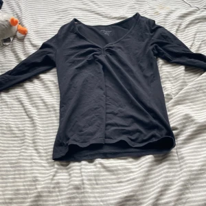 Svart långärmad tröja  - Denna tröjan är S-M med stretch i. Den är jätte skön och passar alla till XS-S-M. Tröjan kostade mig 250 men säljer istället för 80 kr 
