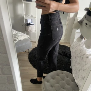 Jeans - Högmidjade abrand jeans. A 94 High Slim. Svarta. Helt oanvända. Storlek 26. Säljer för att det inte är min stil. 