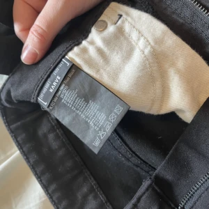 Svarta jeans - Svarta jeans från märket Karve. Stretchigt, tunnare tyg. Väldigt liten medium, så snarare S i strl. Hög midja.