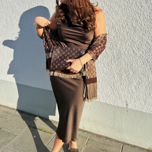 Brun satinklänning - Säljer denna fina klänningen som är köpt i Bosnien. Är one size på den! 