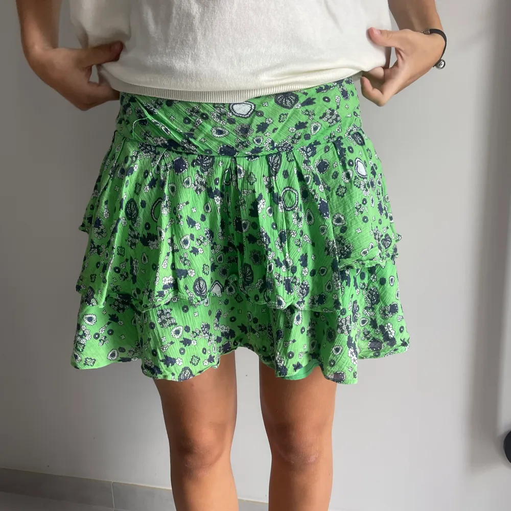 Hej, säljer denna populära och slutsålda kjol från &other stories som är i nyskick🌸 Den har inga tecken på användning och är som ny. Nypris ca 250. Hör av dig om du har frågor eller om du vill förhandla om priset!🙌🏻🌸. Kjolar.