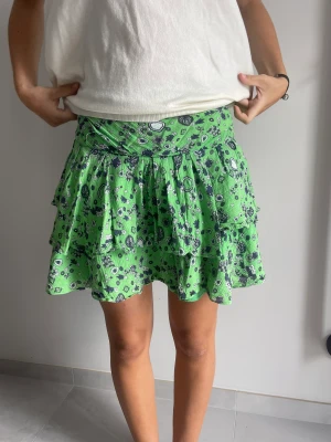 Kjol - Hej, säljer denna populära och slutsålda kjol från &other stories som är i nyskick🌸 Den har inga tecken på användning och är som ny. Nypris ca 250. Hör av dig om du har frågor eller om du vill förhandla om priset!🙌🏻🌸