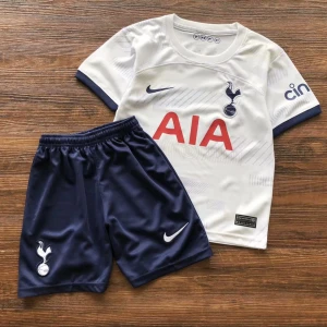 Tottenham T-shirt - Jag säljer ett par nya Tottenham T-shirts tillsammans med shorts för endast 559 kr. Leveransen tar ungefär 2 veckor. Eller så kan vi mötas upp i Västerås. Finns i alla storlekar. 