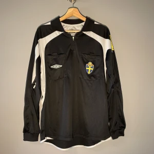 SVFF domartröja - Riktig domartröja i storlek M, bra skick och inga skavanker. Två fickor på bröstet och ena med svff logga. 