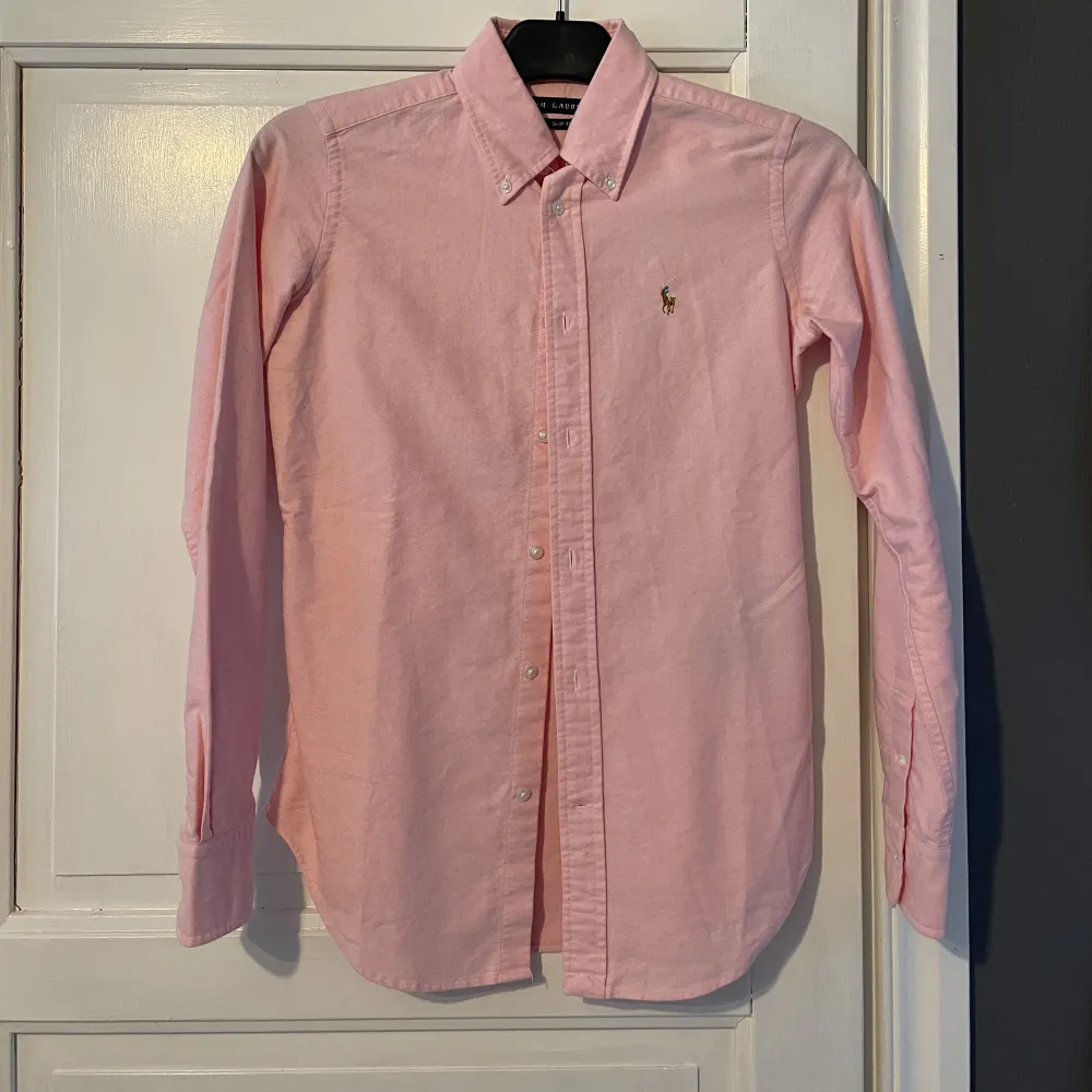 Rosa skjorta från Ralph Lauren storlek 0. Modell super slim fit. Använd 1-2 gånger. . Skjortor.